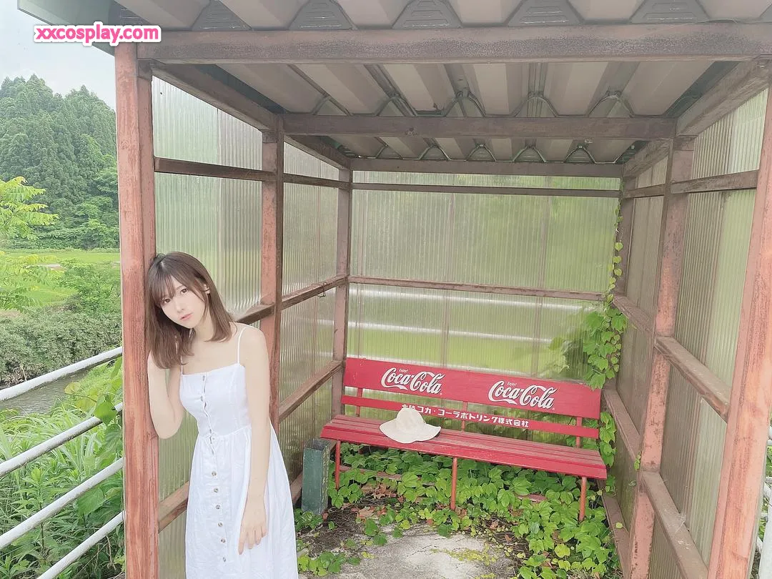 KenKen乡村公交站的白裙